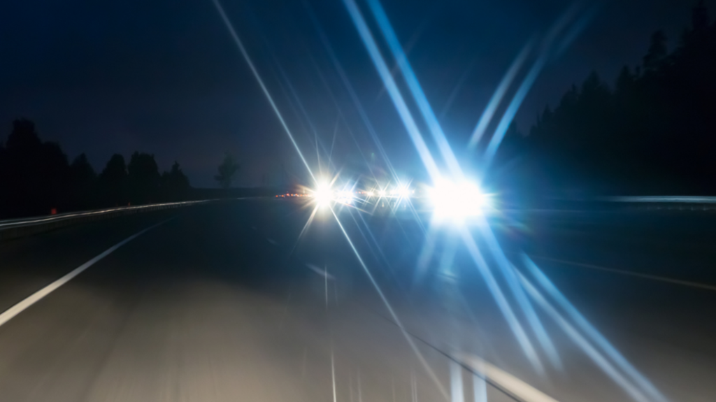 phares de voiture brillants sous le soleil