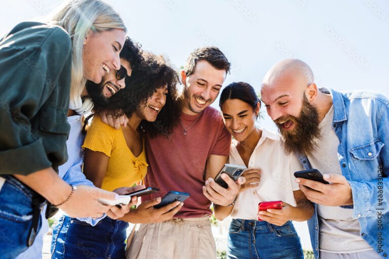 photo de personnes souriantes utilisant un smartphone