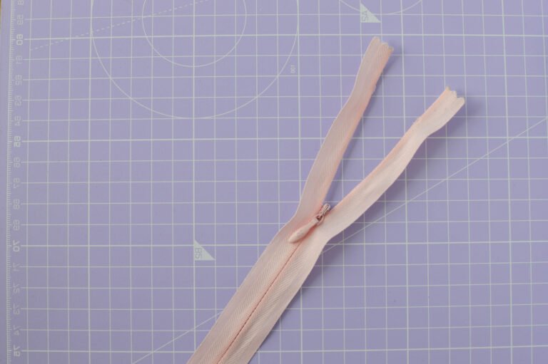 Quel pied utiliser pour une fermeture invisible sur machine Brother 21 pied de biche pour fermeture invisible