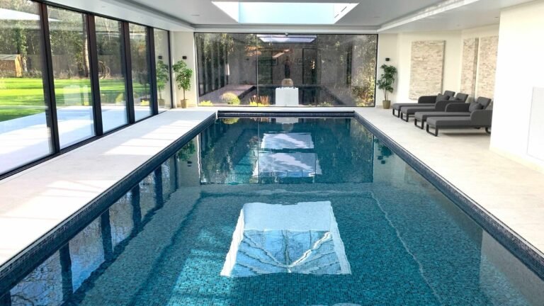 piscine moderne avec cours aquatiques