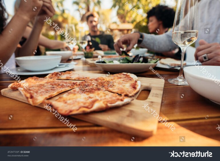Où trouver la meilleure pizza Domino's à Châlons-en-Champagne 10 pizza delicieuse sur une table conviviale