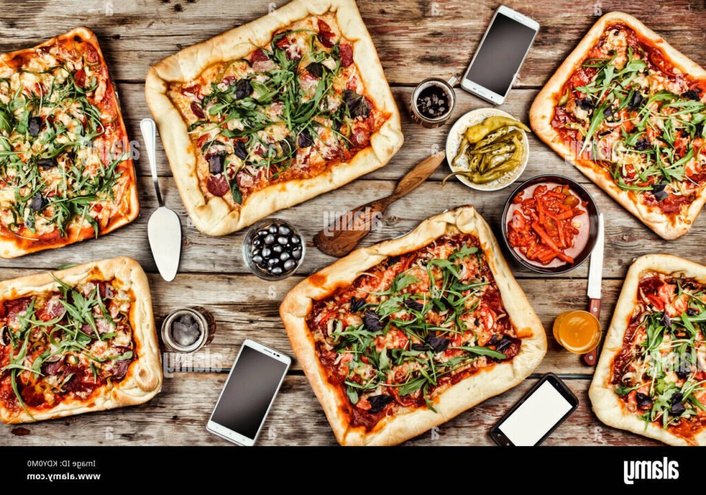 pizzas appetissantes sur une table conviviale