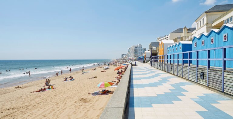 Pourquoi choisir Le Vent du Large à Saint Gilles Croix de Vie 16 plage animee de saint gilles croix de vie