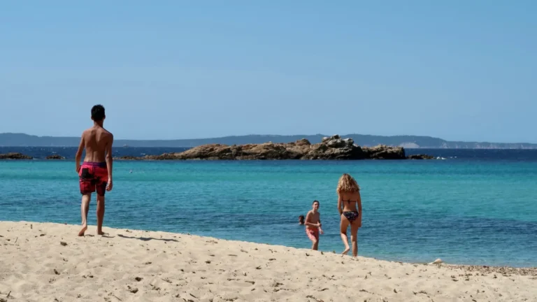 plage ensoleillee au lavandou
