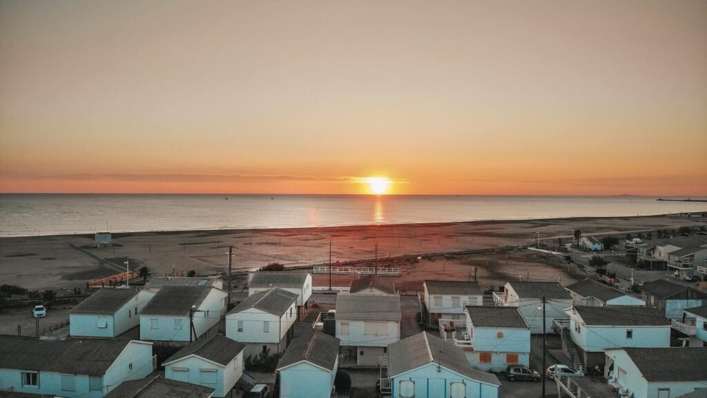 plage ensoleillee avec chalets colores