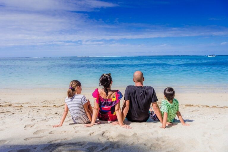 plage ensoleillee avec familles en vacances