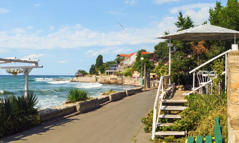 plage ensoleillee de la cote des roses