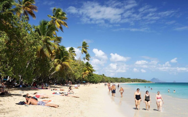 plage ensoleillee de martinique avec touristes