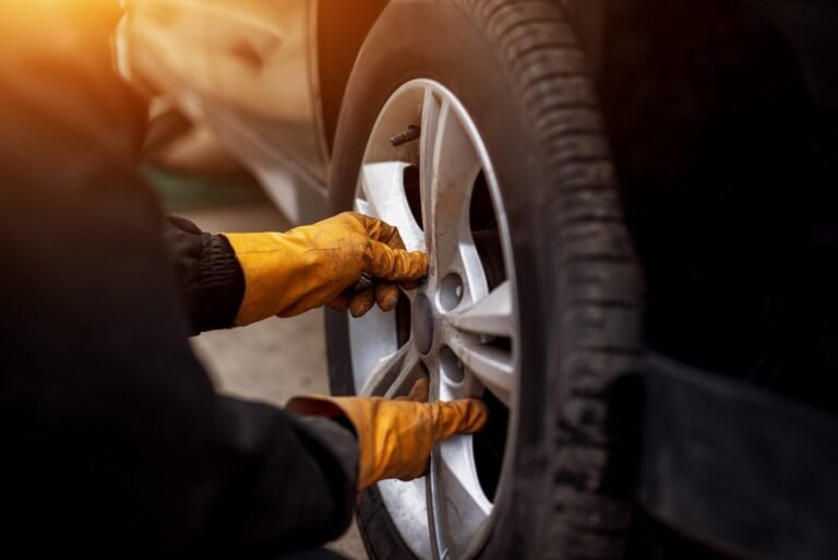 pneu en montage sur une voiture