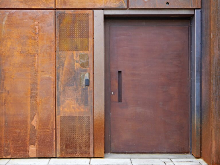 poignee de porte industrielle en metal brut