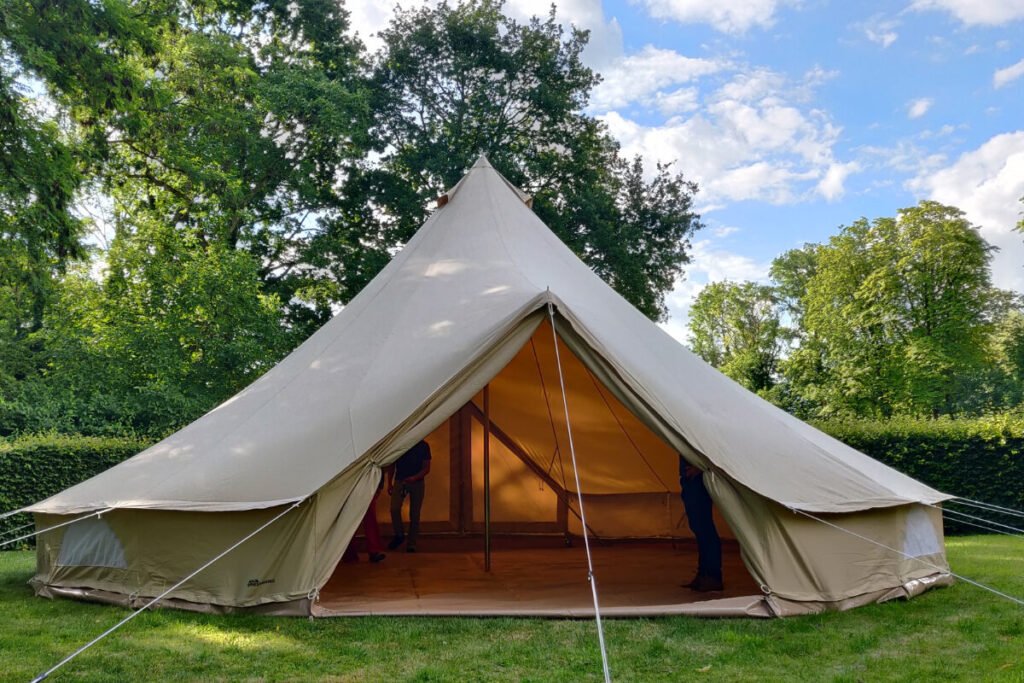 porte en toile de tente au camping