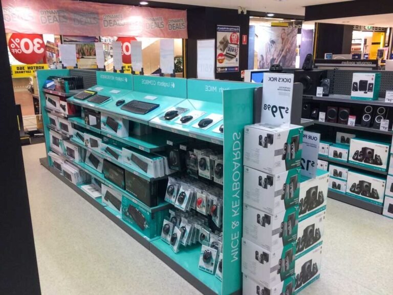 produits electroniques en exposition dans un magasin