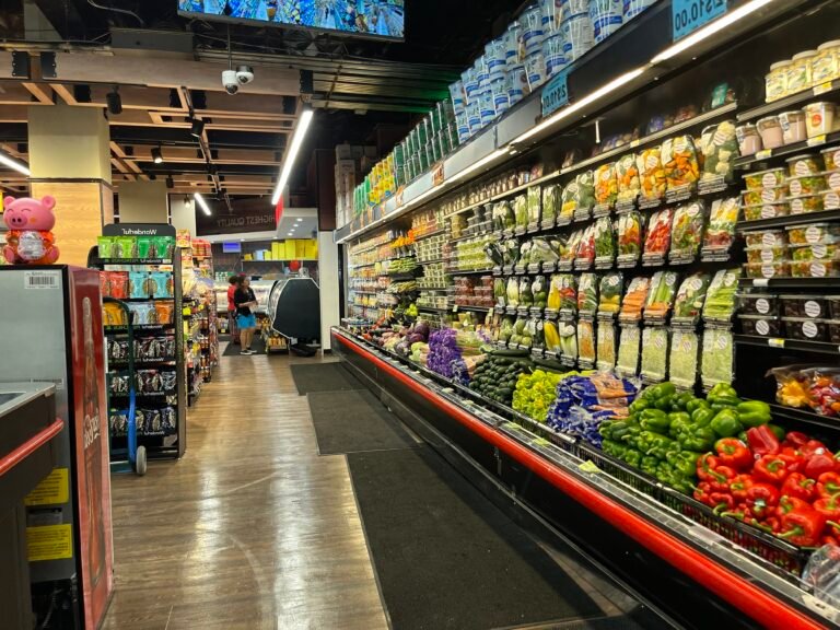 Que trouver au Super U de Noirmoutier-en-l'Île 9 rayons colores dun supermarche moderne