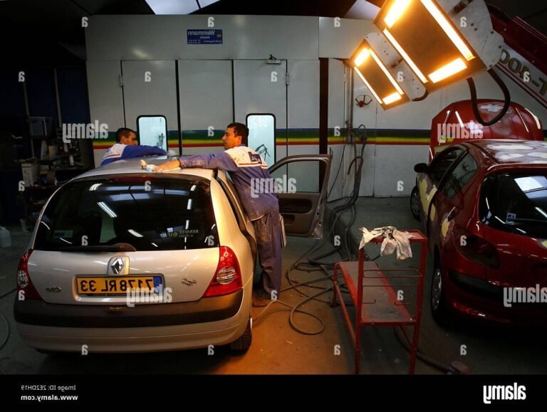 renault en reparation dans un garage moderne