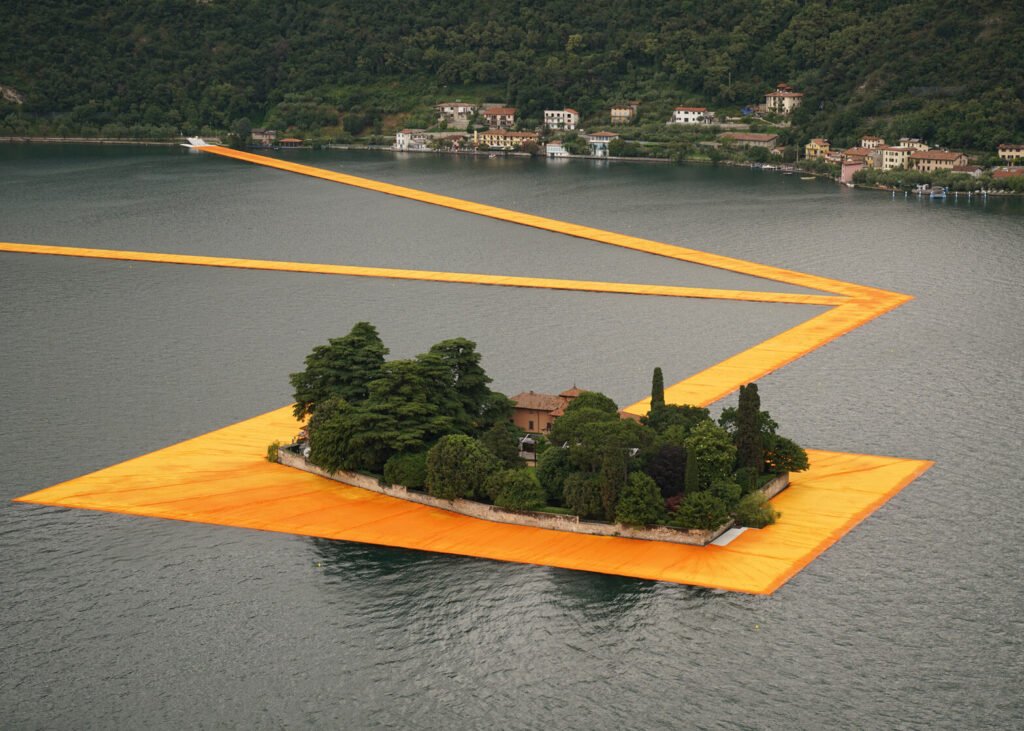 riviere avec installations artistiques flottantes