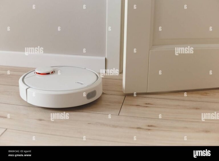 robot aspirateur en action sur un sol