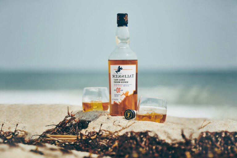 rouleaux de scotch sur fond aquatique