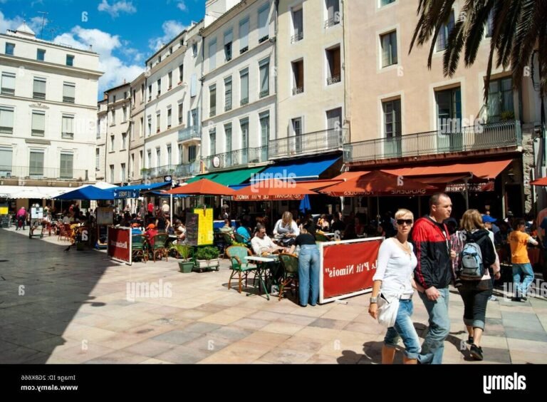 rue animee de nimes avec cafes