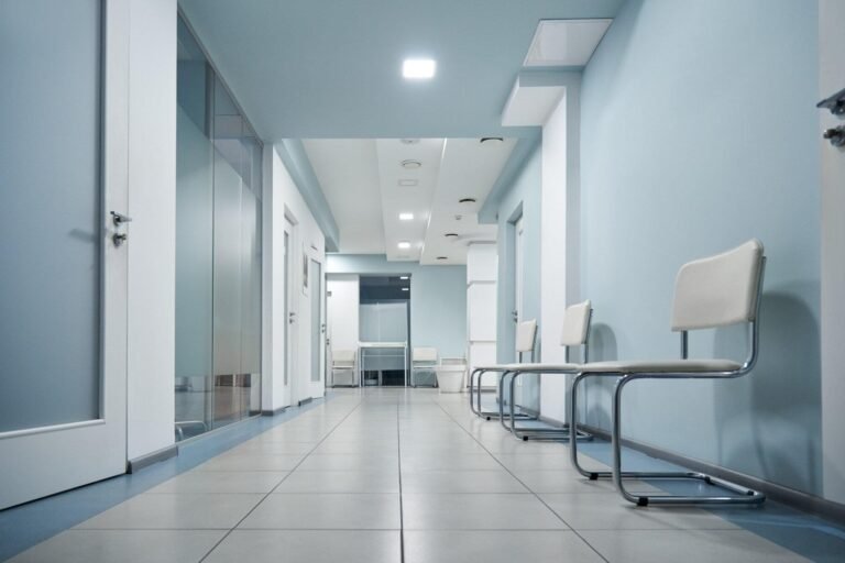 Comment prendre rendez-vous pour une IRM au Centre Cardiologique du Nord 30 salle dattente dun centre medical moderne