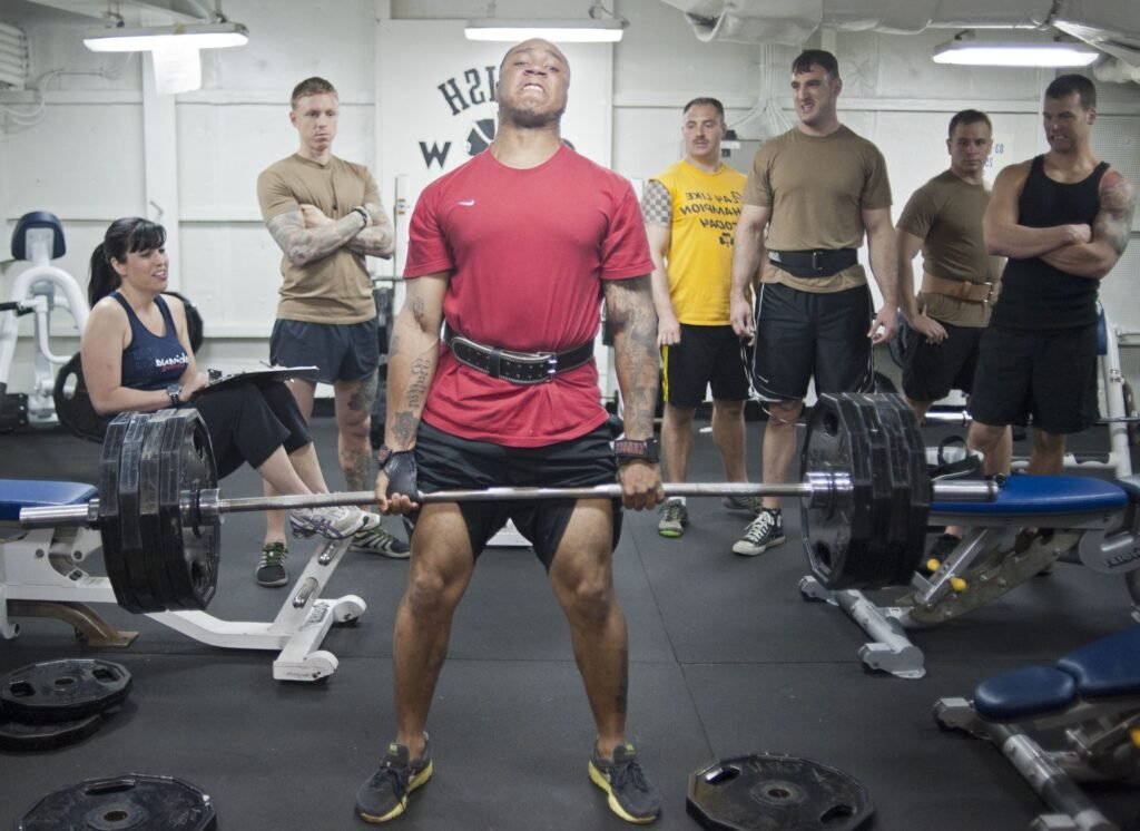 salle de crossfit avec des athletes en action