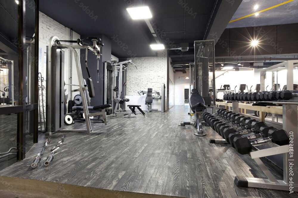 salle de sport moderne avec equipements varies 1