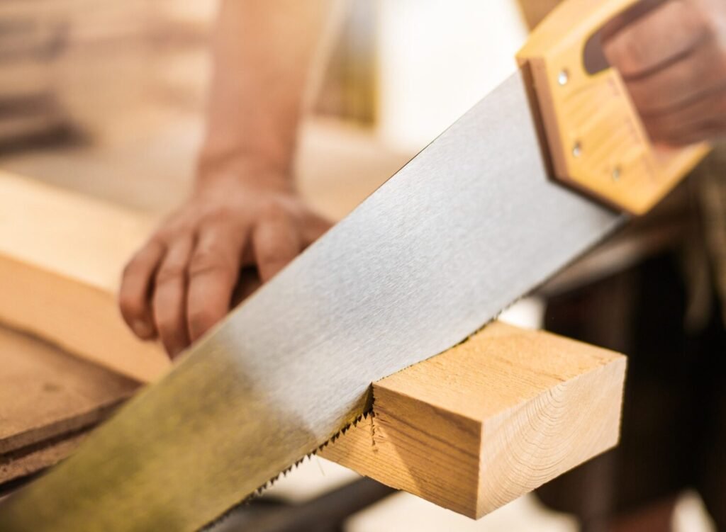 scie a bois en action dans un atelier