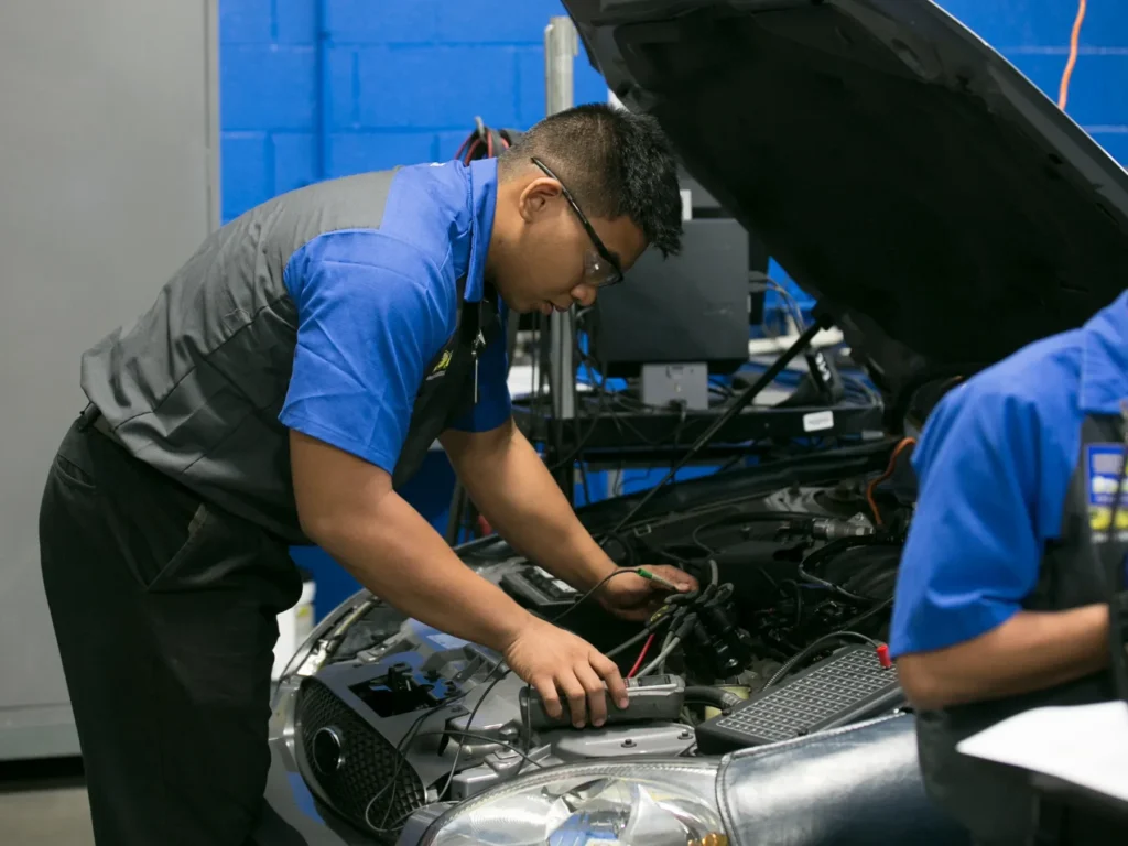 service automobile ford avec mecaniciens au travail