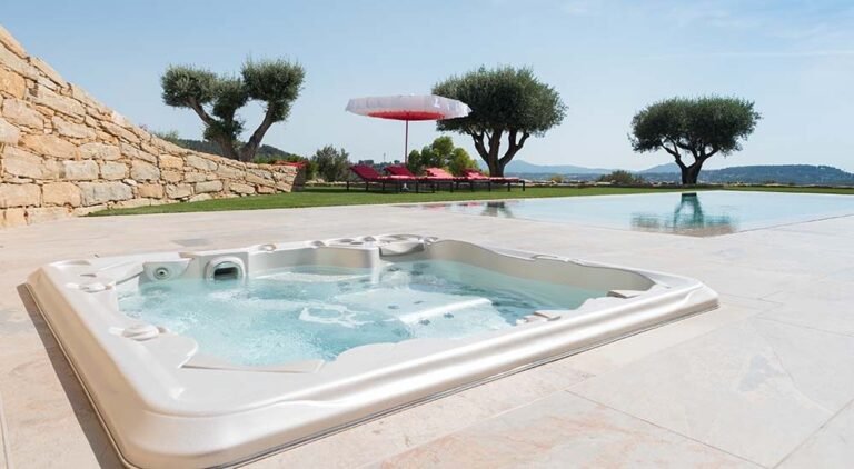 spa de nage clair azur en pleine nature