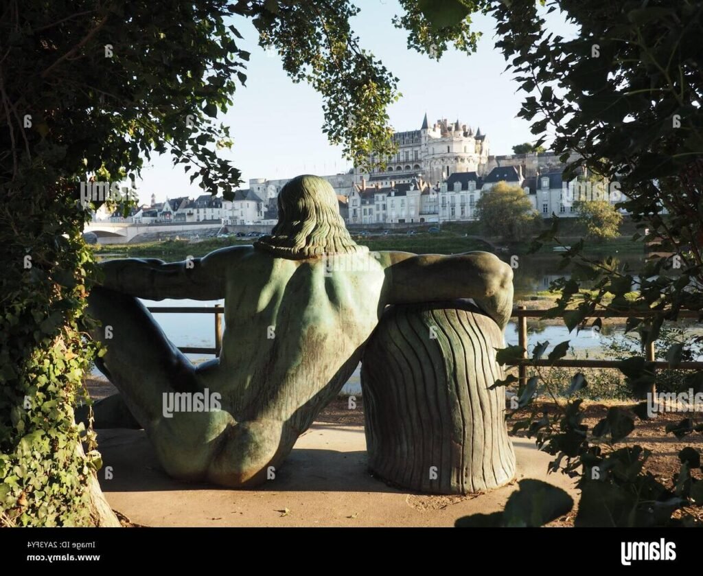 statue de leonard de vinci a tours