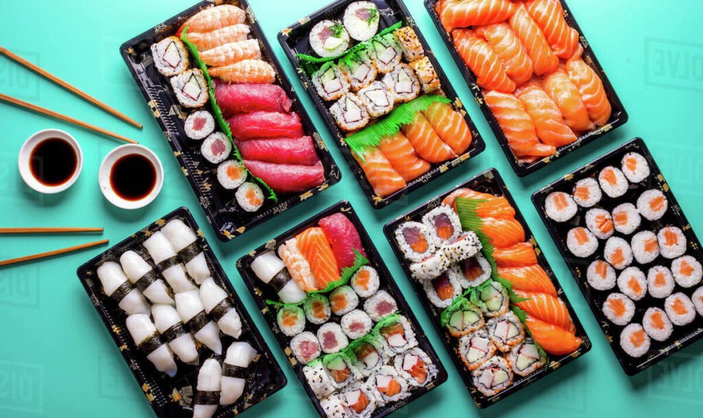 sushi colore sur une table japonaise