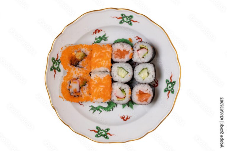 sushi colores sur une assiette japonaise