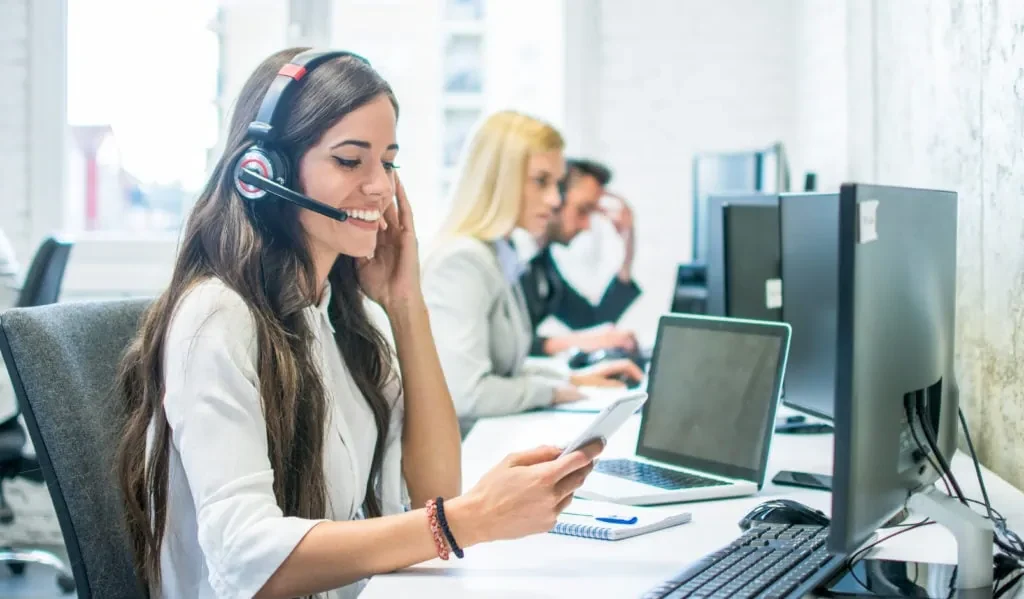 telephone et ordinateur pour le service client