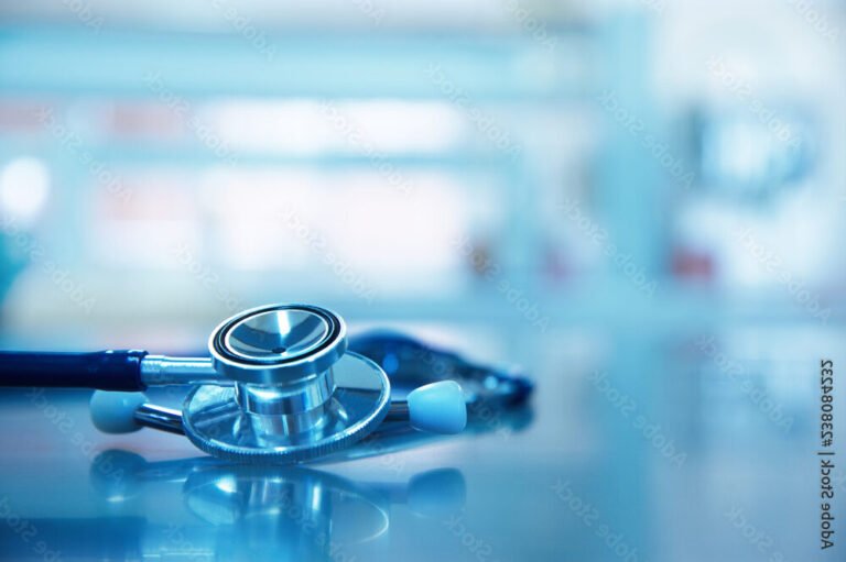 telephone et stethoscope sur fond medical