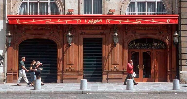 Pourquoi Maxim's rue Royale à Paris est-il si célèbre 5 terrasse animee de maxims a paris