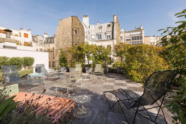 Comment profiter des terrasses et jardins à Paris pour se détendre 29 terrasse parisienne avec plantes luxuriantes