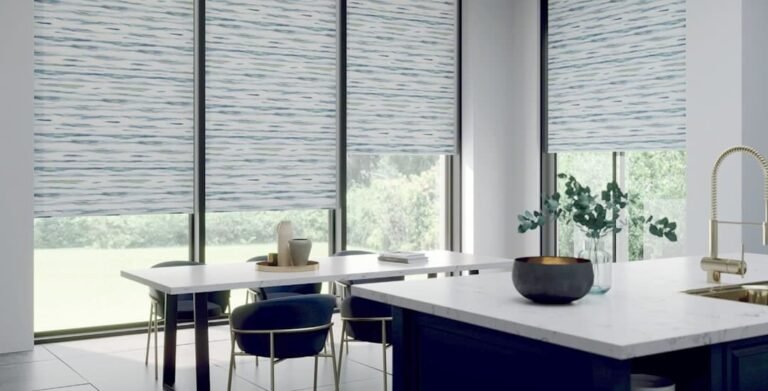 tissu a grosses fleurs colorees en rouleau