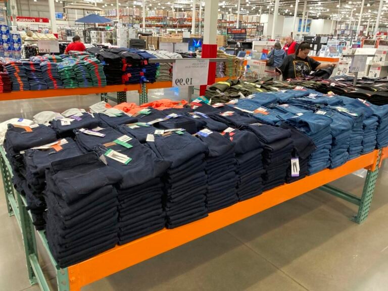 tissu jean etale dans un magasin