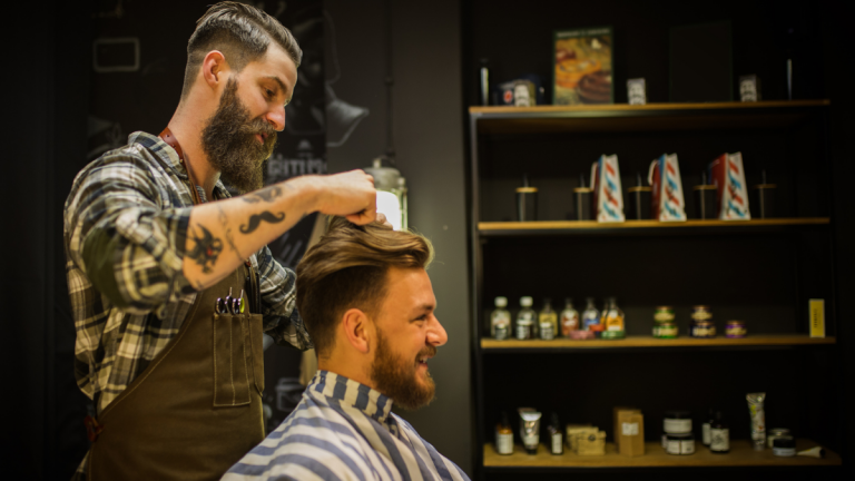 un barbier au travail dans un salon