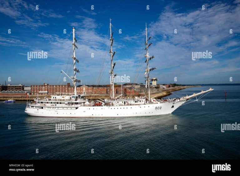 un bateau naviguant sur les eaux algeriennes