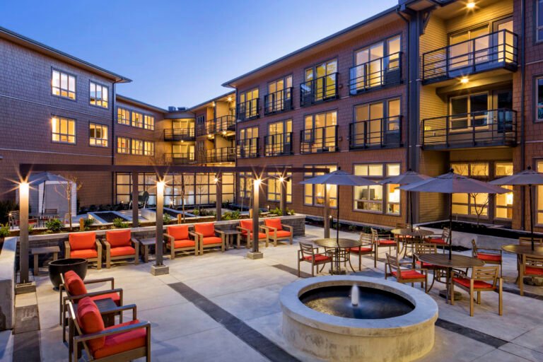 Qu'est-ce que la résidence services seniors Domitys - Les Robes d'Airain 38 un batiment moderne de residence senior