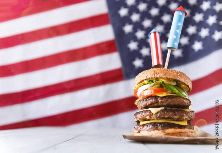 un burger geant avec des drapeaux