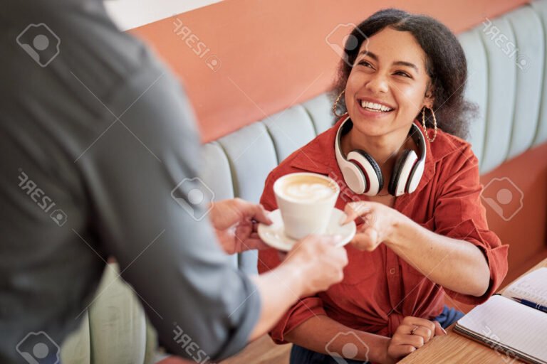 Que savoir sur La Maison du Bon Café à Avignon 8 un cafe chaleureux avec des clients heureux