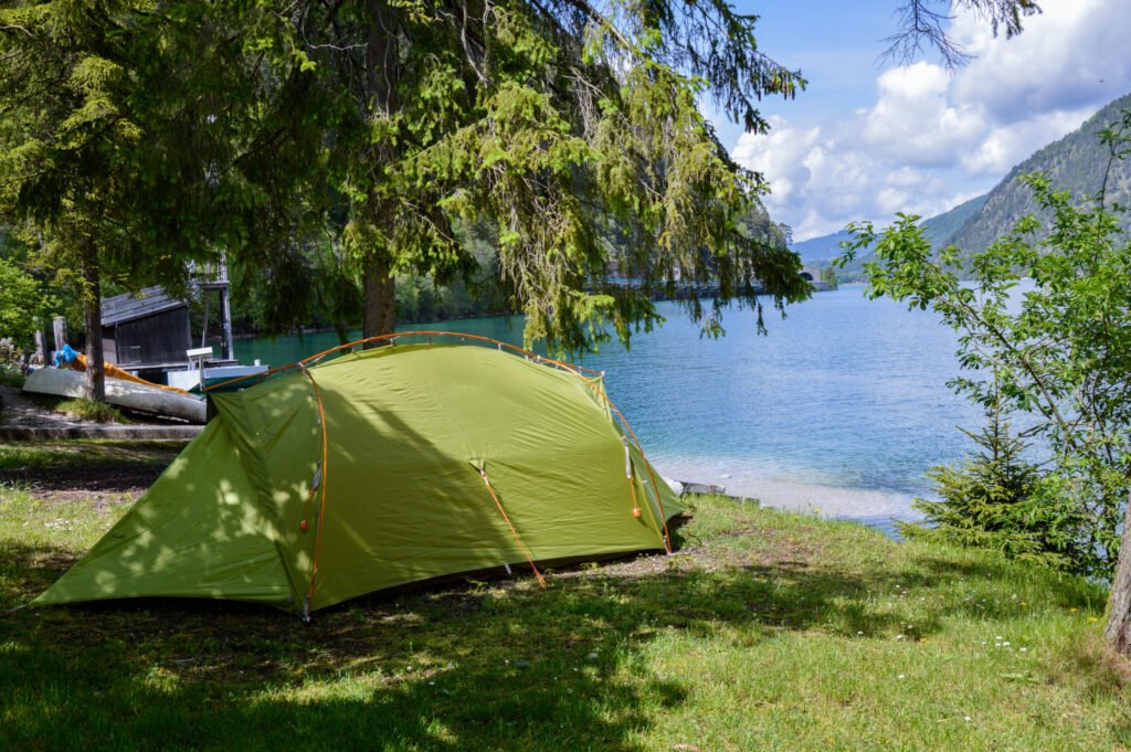 un campsite idyllique entoure de nature