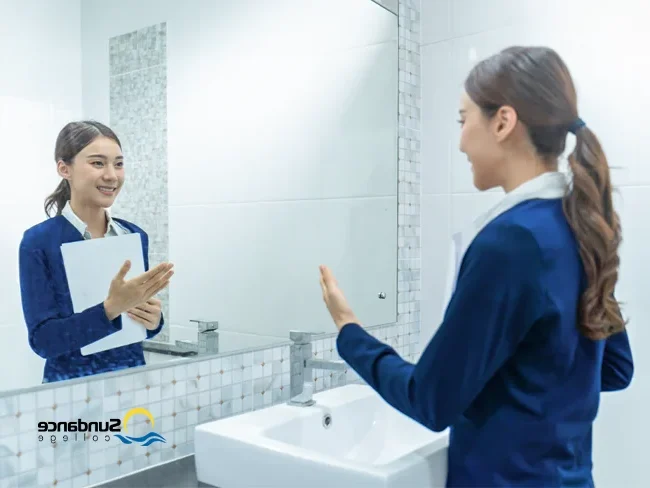 un candidat se preparant devant un miroir