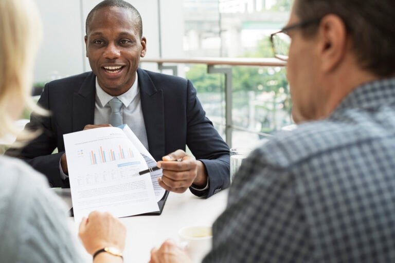 un conseiller en gestion de patrimoine en action