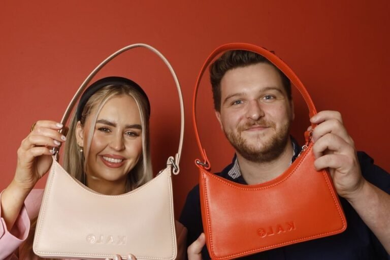 un couple avec des accessoires en cuir