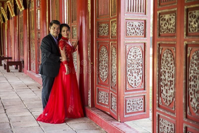 un couple royal en costume traditionnel