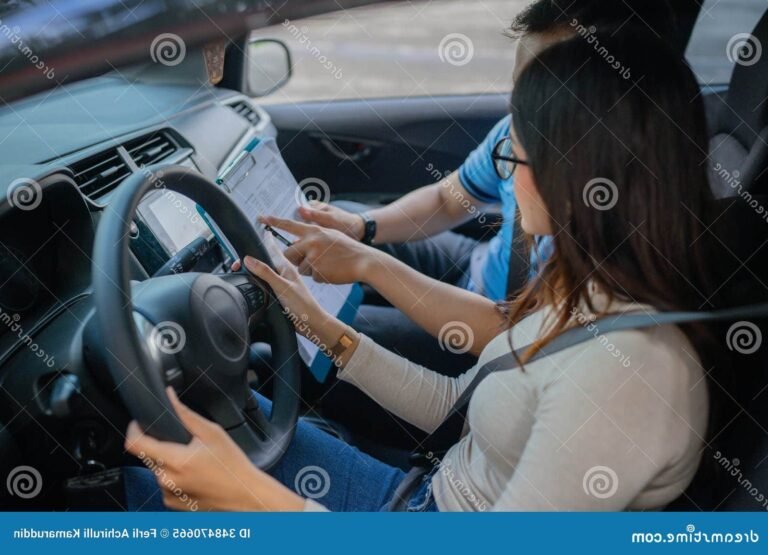 Comment choisir une école de conduite professionnelle pour obtenir son permis 41 un eleve au volant avec un instructeur