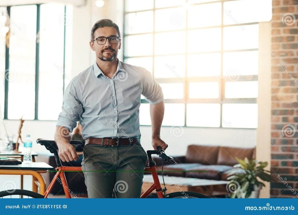 un employe en velo devant un bureau