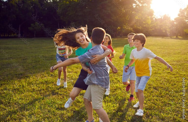 Comment Agir et Vivre l'Autisme au Quotidien 27 un enfant joyeux jouant dans un parc